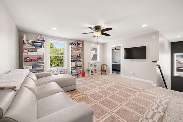 1192 Maple Lane W, Roseville, MN 55113