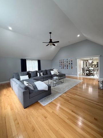 680 Reservoir St, Holden, MA 01520