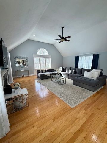 680 Reservoir St, Holden, MA 01520