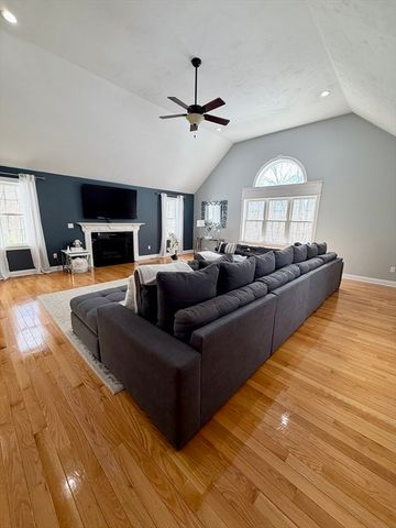 680 Reservoir St, Holden, MA 01520