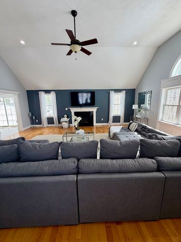 680 Reservoir St, Holden, MA 01520