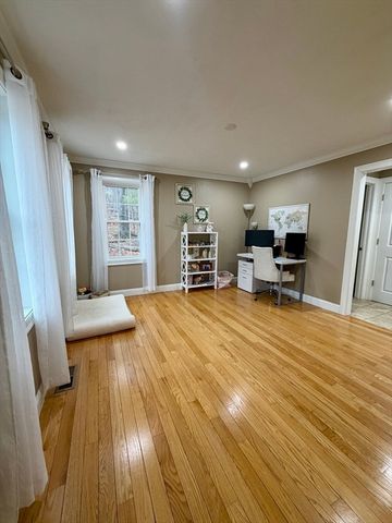 680 Reservoir St, Holden, MA 01520