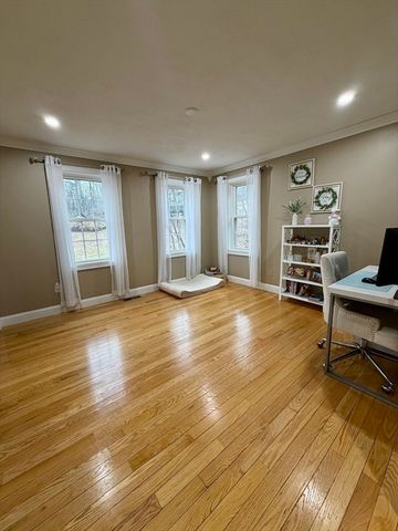 680 Reservoir St, Holden, MA 01520