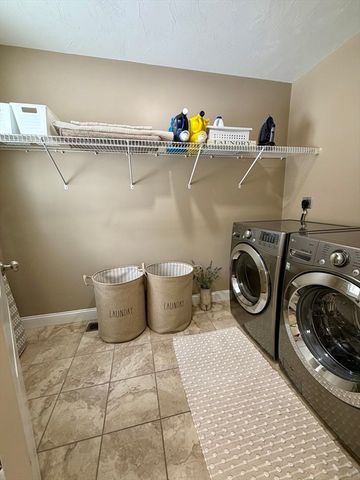 680 Reservoir St, Holden, MA 01520