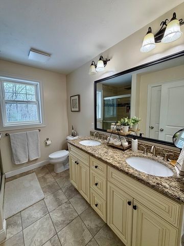 680 Reservoir St, Holden, MA 01520