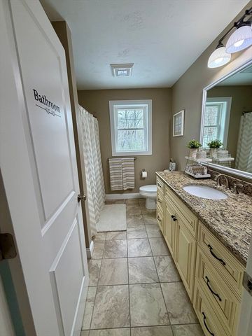 680 Reservoir St, Holden, MA 01520