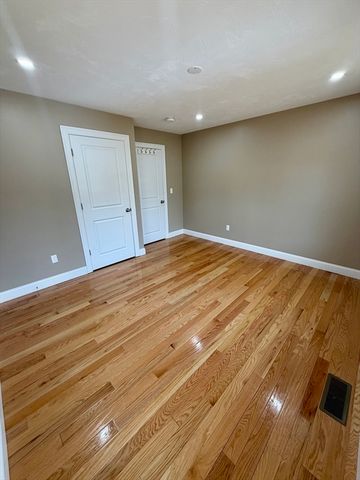 680 Reservoir St, Holden, MA 01520