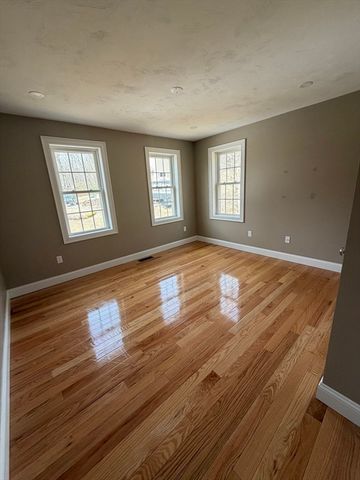 680 Reservoir St, Holden, MA 01520