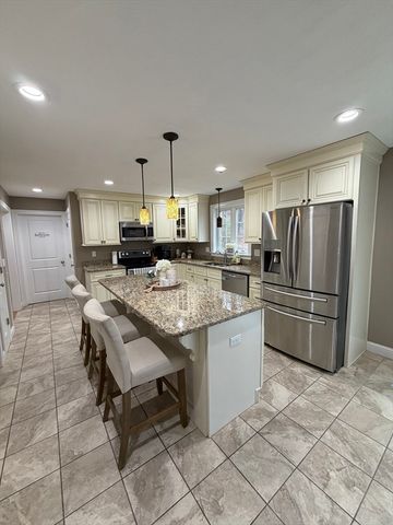 680 Reservoir St, Holden, MA 01520