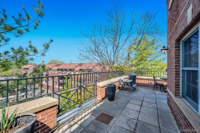 1 Portico Court 300, Great Neck, NY 11021