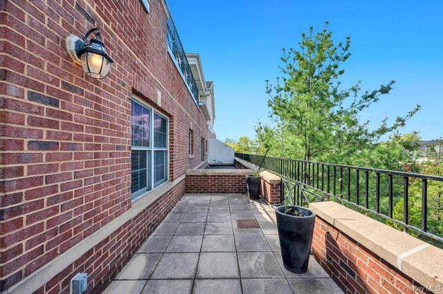 1 Portico Court 300, Great Neck, NY 11021