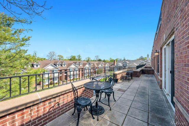1 Portico Court 300, Great Neck, NY 11021