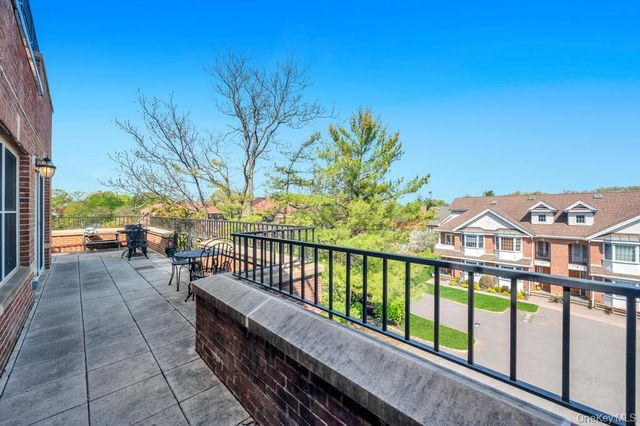 1 Portico Court 300, Great Neck, NY 11021