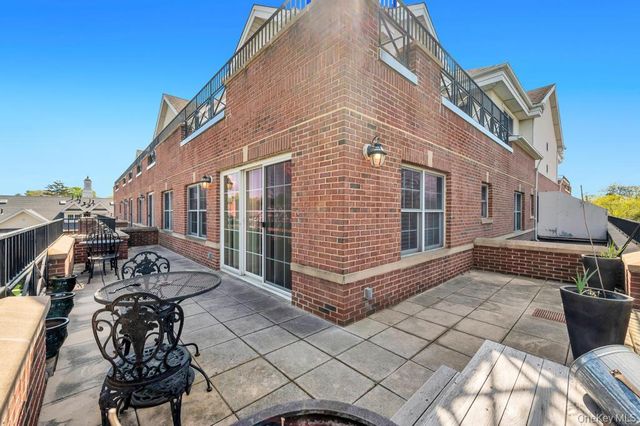 1 Portico Court 300, Great Neck, NY 11021