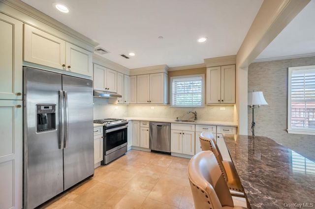 1 Portico Court 300, Great Neck, NY 11021