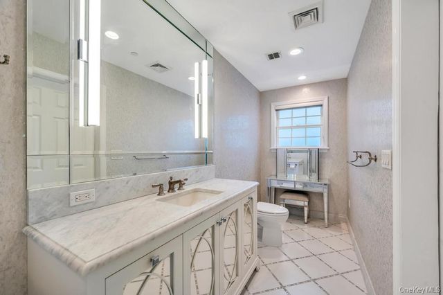 1 Portico Court 300, Great Neck, NY 11021