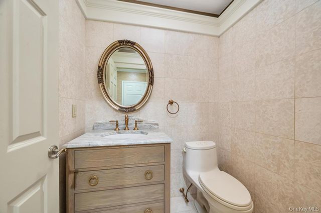 1 Portico Court 300, Great Neck, NY 11021