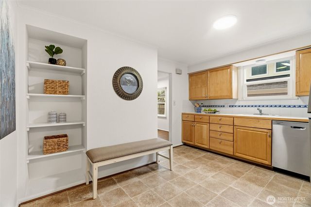 921 N 50th Street, Seattle, WA 98103