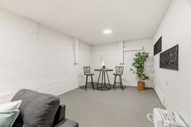 921 N 50th Street, Seattle, WA 98103