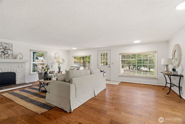 921 N 50th Street, Seattle, WA 98103