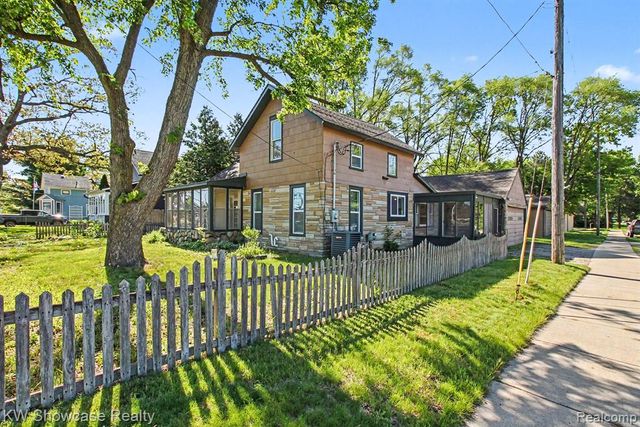 349 W Livingston Road, Highland, MI 48357