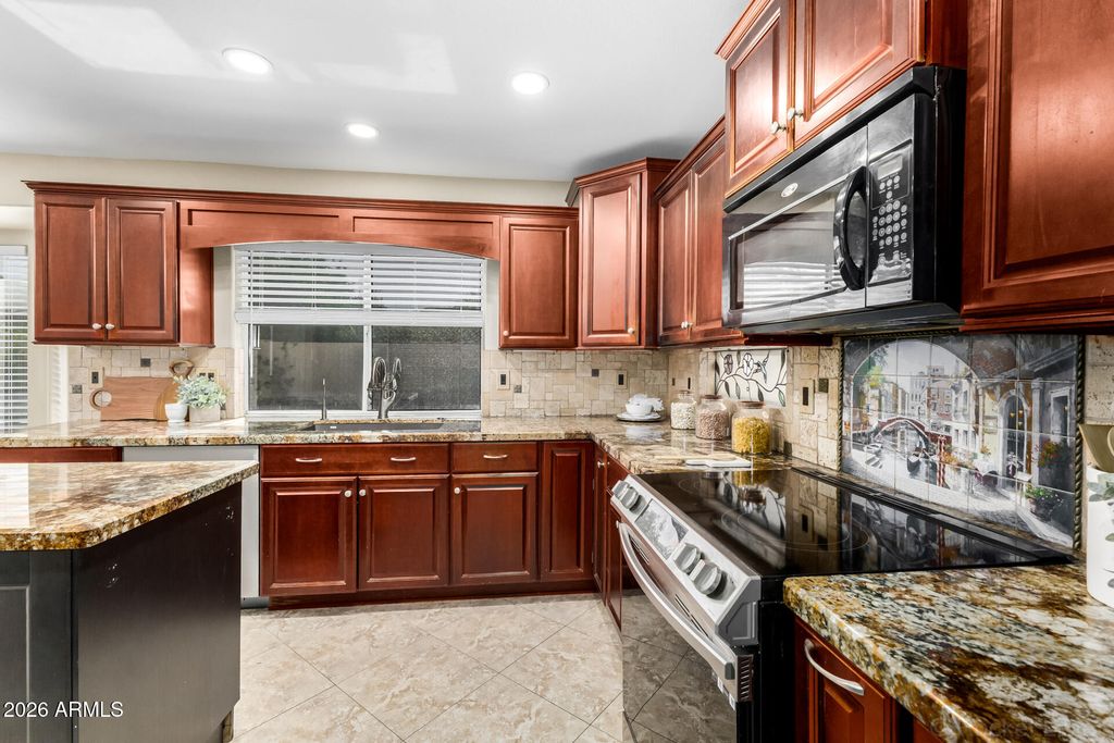 Image 12 of property listing at 3611 E KRISTAL Way, Phoenix, AZ 85050