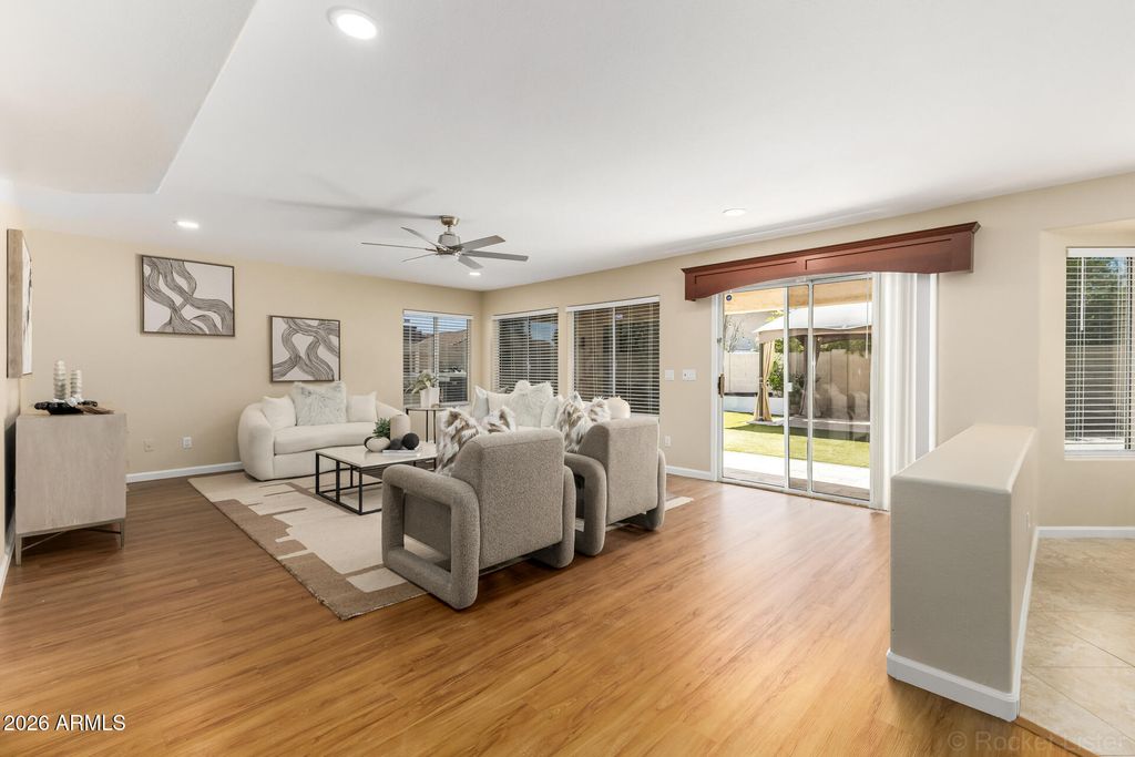 Image 8 of property listing at 3611 E KRISTAL Way, Phoenix, AZ 85050