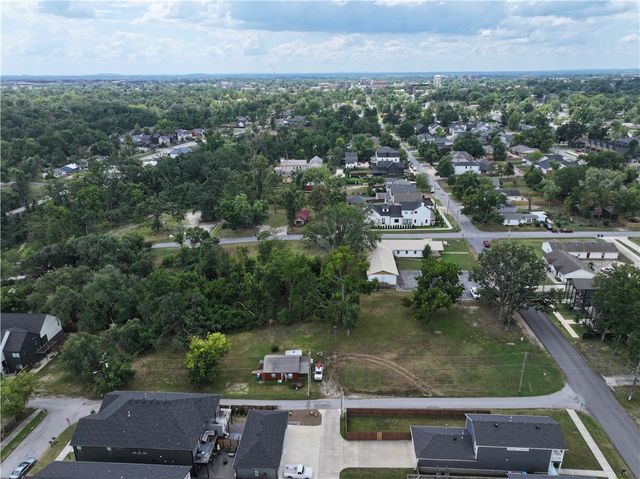 1109 NE Monroe Street, Bentonville, AR 72712