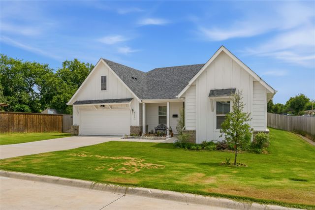 411 W Harwood Rd, Euless, TX 76039