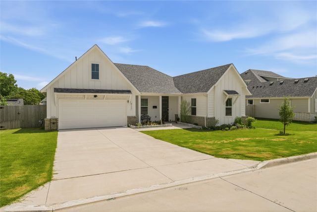 411 W Harwood Rd, Euless, TX 76039