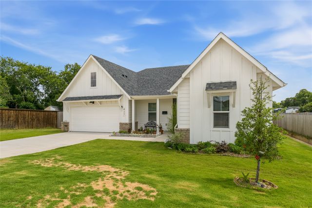 411 W Harwood Rd, Euless, TX 76039