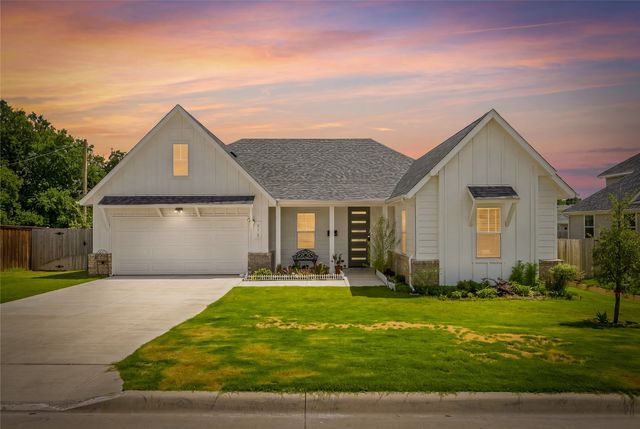 411 W Harwood Rd, Euless, TX 76039