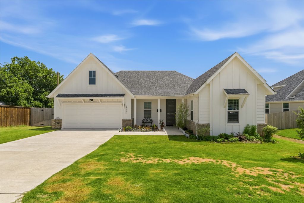 411 W Harwood Rd, Euless, TX 76039
