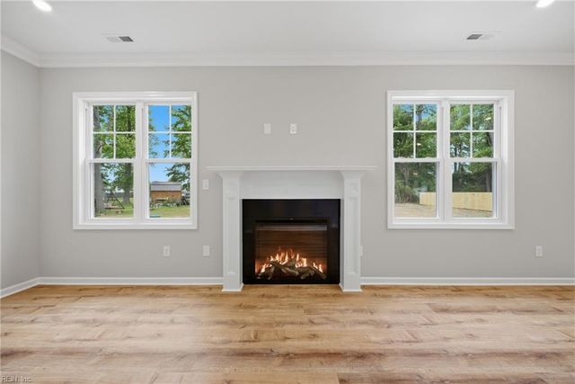 3620 Parr LN, Chesapeake, VA 23323