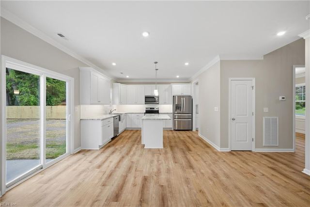 3620 Parr LN, Chesapeake, VA 23323