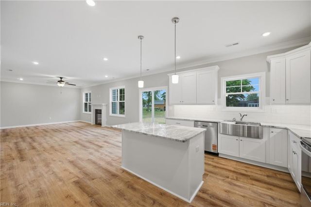 3620 Parr LN, Chesapeake, VA 23323