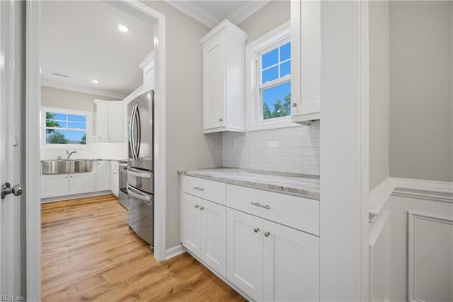3620 Parr LN, Chesapeake, VA 23323