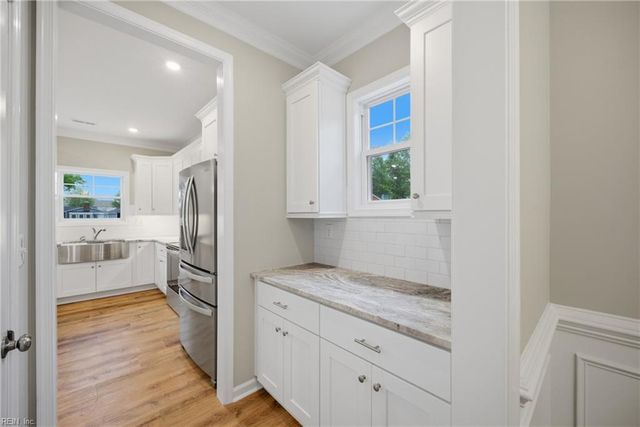 3620 Parr LN, Chesapeake, VA 23323