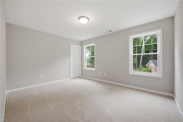 3620 Parr LN, Chesapeake, VA 23323