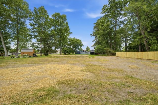 3620 Parr LN, Chesapeake, VA 23323