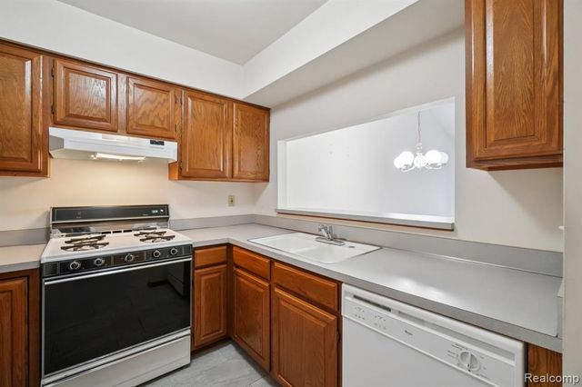 2311 Heritage Pointe Drive, Sterling Heights, MI 48314