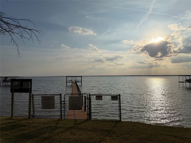 10074 Northlake Circle, Kemp, TX 75143