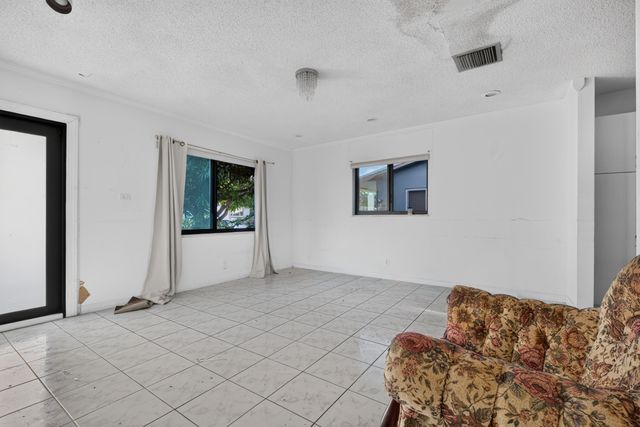 6102 NW 69th Avenue, Tamarac, FL 33321