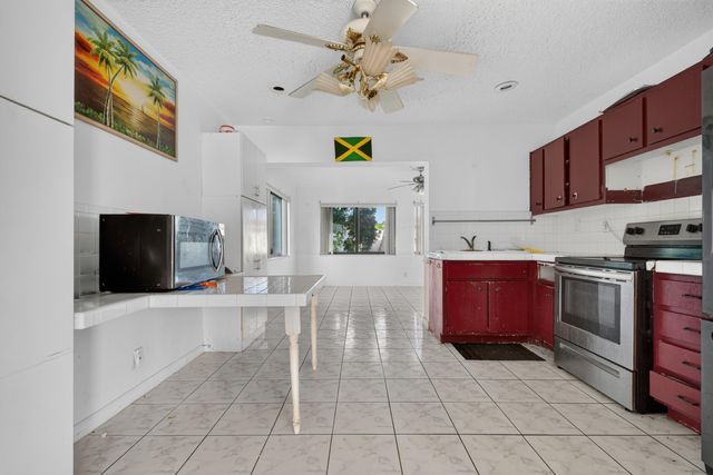 6102 NW 69th Avenue, Tamarac, FL 33321