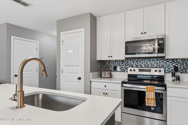 12361 CHERRY BLUFF Drive, Jacksonville, FL 32218