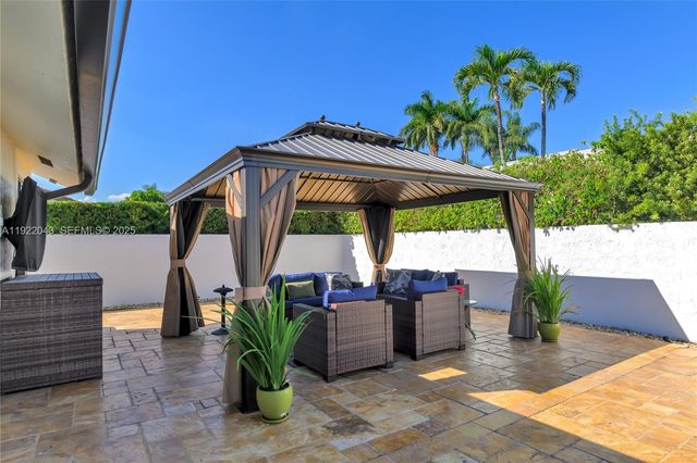 8445 NW 165th Ter, Miami Lakes, FL 33016