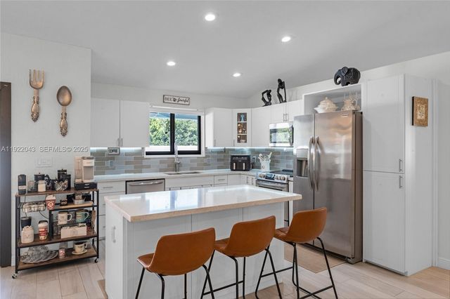 8445 NW 165th Ter, Miami Lakes, FL 33016