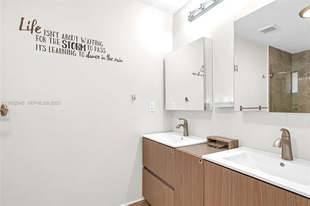 8445 NW 165th Ter, Miami Lakes, FL 33016