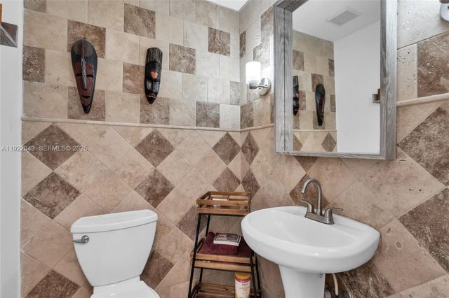 8445 NW 165th Ter, Miami Lakes, FL 33016