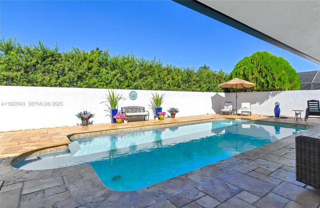 8445 NW 165th Ter, Miami Lakes, FL 33016